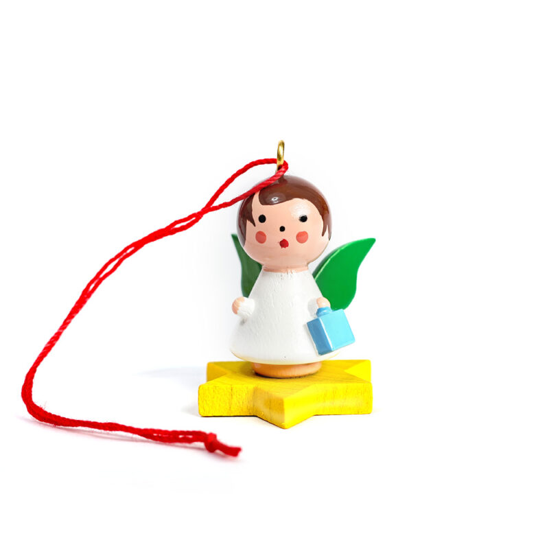 Kleiner Engel auf gelbem Stern mit Geschenk